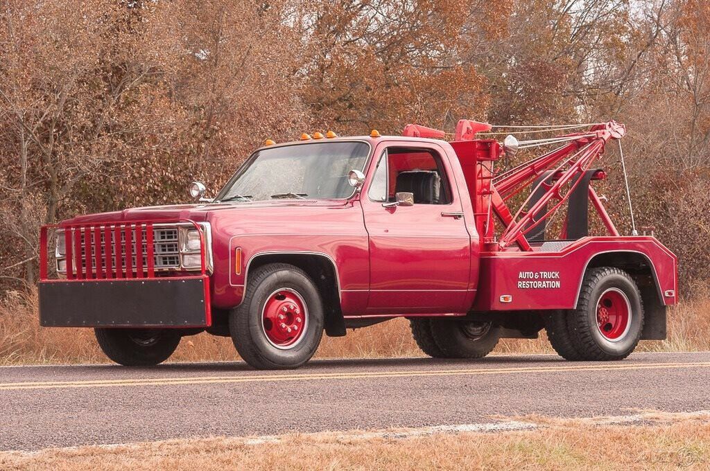 1980 GMC 3500 1-ton truck with Holmes 480 Dual Line Tow Chassis