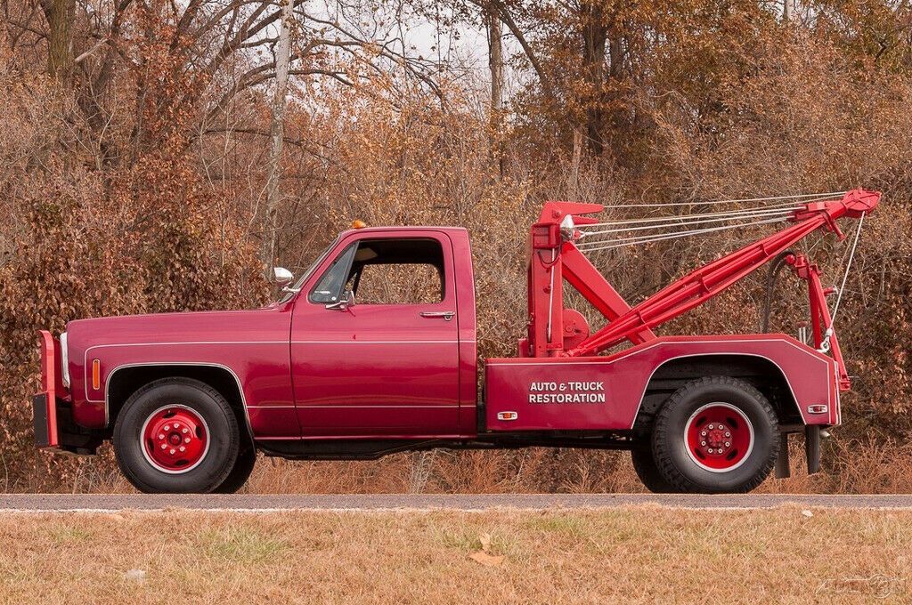 1980 GMC 3500 1-ton truck with Holmes 480 Dual Line Tow Chassis